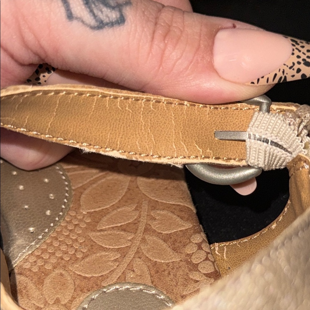 ⬇️b.o.c. Champagne Sandals with Floral Embellishments - Picture 7 of 9